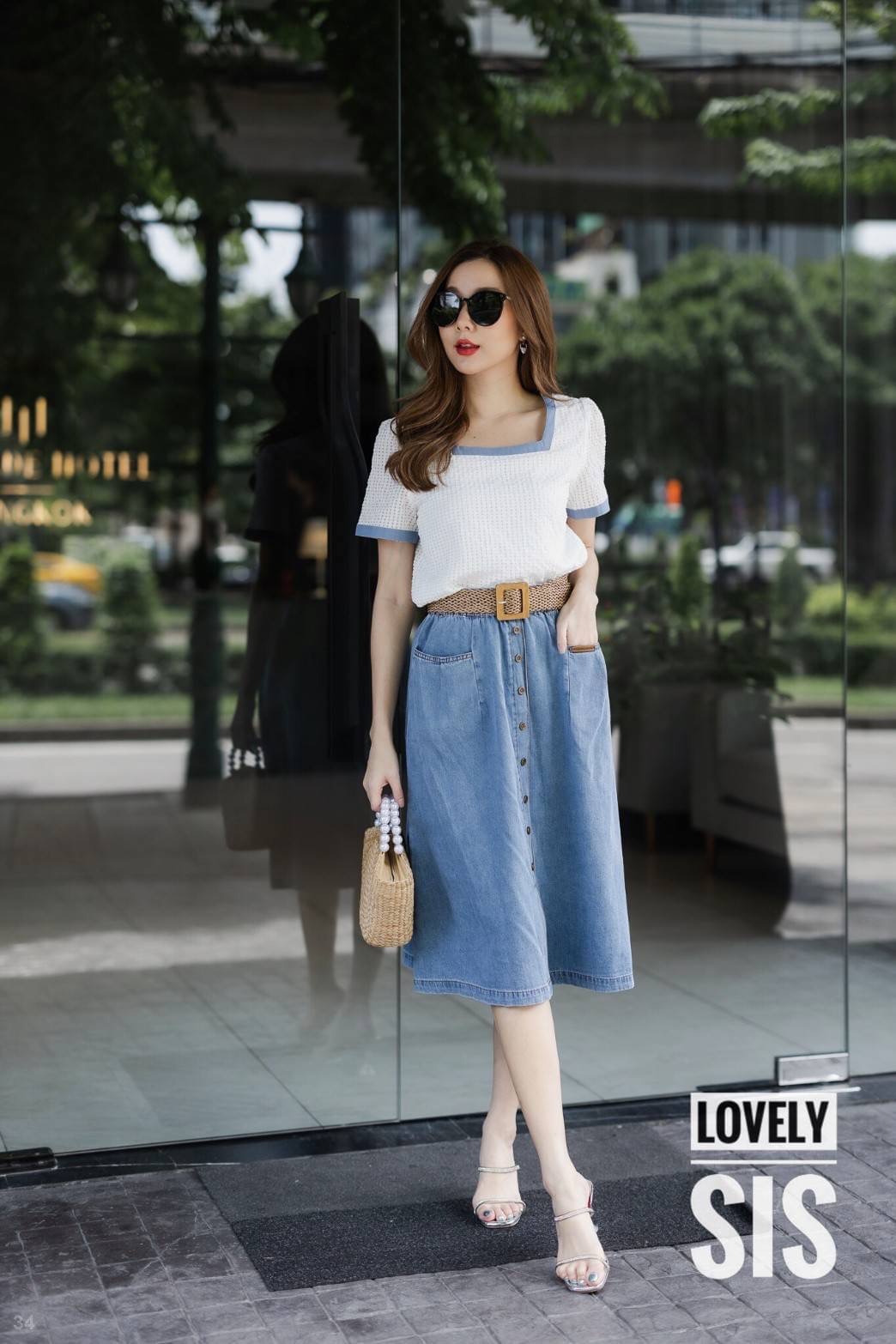 ❤️🔥lovely sis❤️🔥 ชุด Set 3 ชิ้น เสื้อสีขาวงานผ้ามีทำ texture เป็นลายสี่เหลี่ยมมีซับในแต่งกุ๊นคอแขนด้วยผ้ายีนส์ฟอก มาพร้อมกระโปรงยีนส์เอวสม็อคยางยืดแต่งกระดุมหลอกเรียงด้านหน้า มีกระเป๋าสองข้าง และเข็มขัดสายแยกชิ้น งานสวยใส่ออก