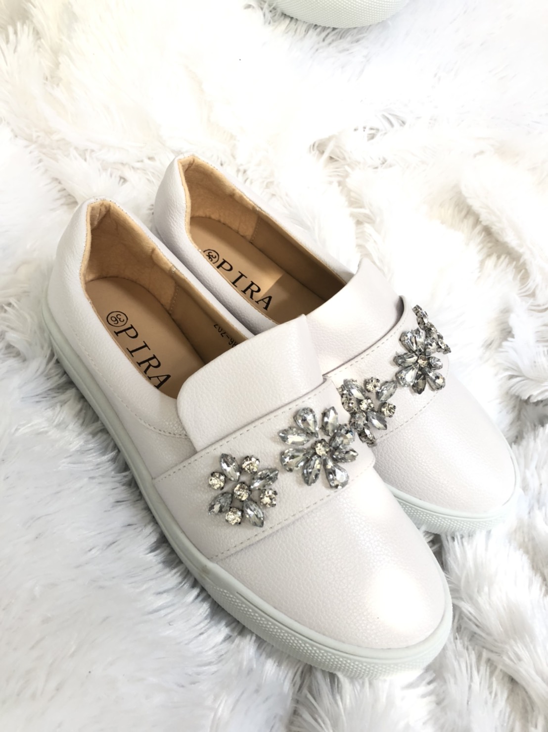 สินค้าขายดี พร้อมส่งคะ รองเท้าslip on หนังนิ่มอย่างดี งานเกร๋เรียบหรูดูแพง ตัวนี้ห้ามพลาด ใส่สบายจะแมตช์กับกางเกง👖หรือกระโปรง👗ก็ได้ค่ะ แม่ค้าคอนเฟริม ห้ามพลาดเลยจ้าตัวนี้แนะนำ อย่าช้ารีบเลย