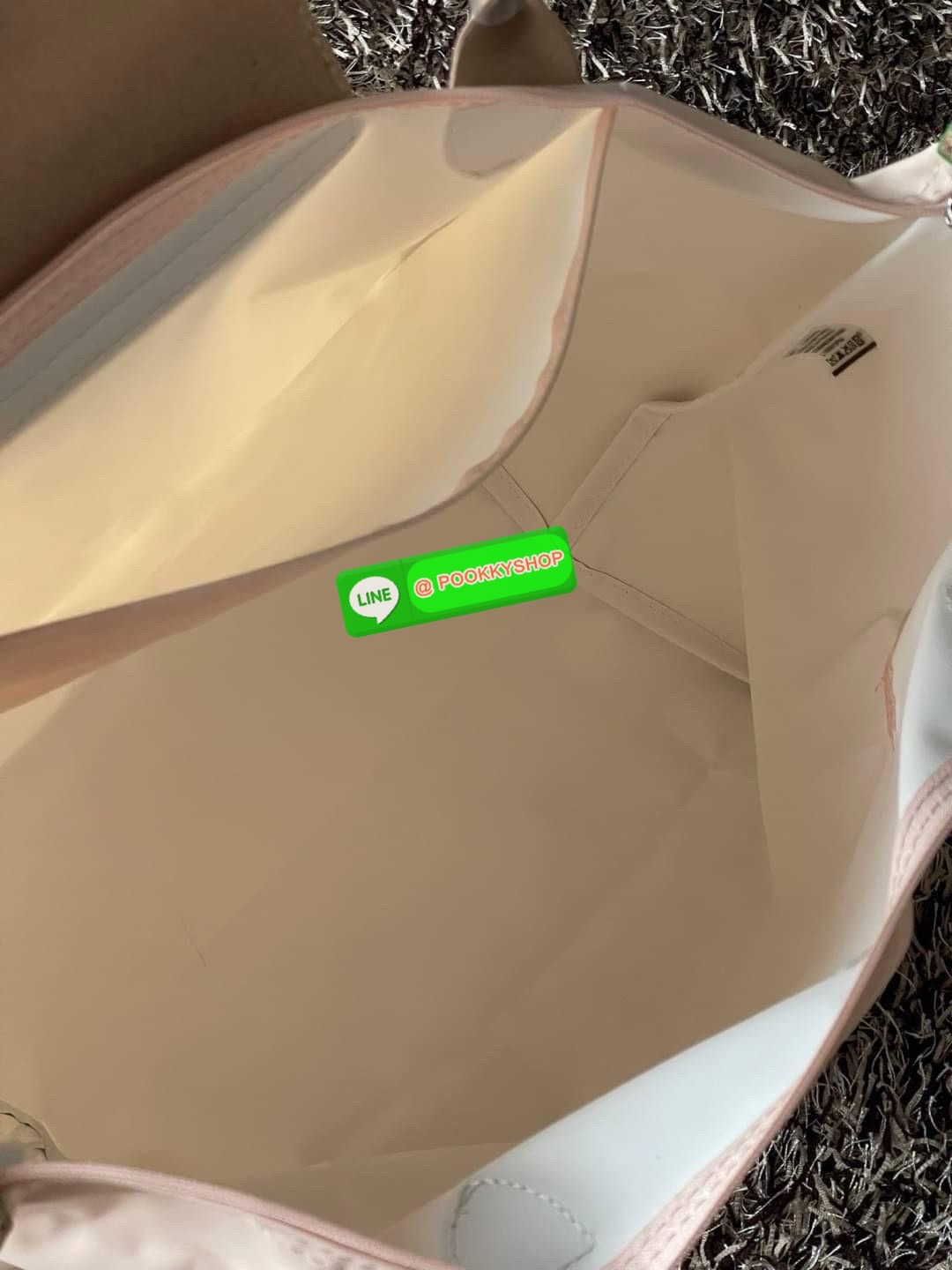 LONGCHAMP LE PLIAGE GREEN Shoulder bag L กระเป๋าโท้ทใบนี้ดึงดูดใจคุณด้วยรูปทรงมินิมอลและปริมาตรที่เพียงพอซึ่งสามารถเก็บเอกสารหรือแล็ปท็อปทั้งหมดของคุณได้อย่างง่ายดาย ด้ามยาวช่วยให้คุณสวมใส่ได้อย่างสบายบนไหล่ ขณะที่การปิดด้วยซิปช่วยให้มั่นใจได้ว่าสิ่งของทั