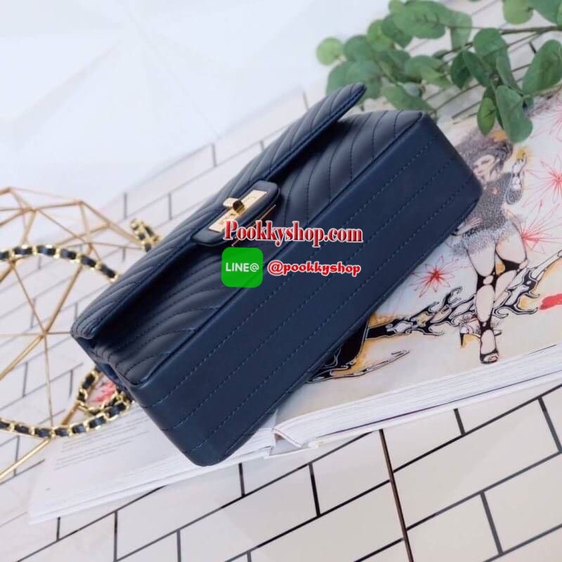 มาเพิ่มละค่า งาน Best Seller พร้อมสีใหม่สวยๆ มาให้เลือกเพิ่มอีก 2 สี !! KEEP รุ่น shoulder chevron chain handbag สวย หรู มากๆ เลยน๊า กระเป๋าอยู่ทรง หนังตัวใหม่ Microfiber สวย ทนกว่าเดิม ตัวกระเป๋าเย็บประณีต สายโซ่ปรับ สั้น ยาวได้คะ ภายในสีแดง มีช่องใส่ของ