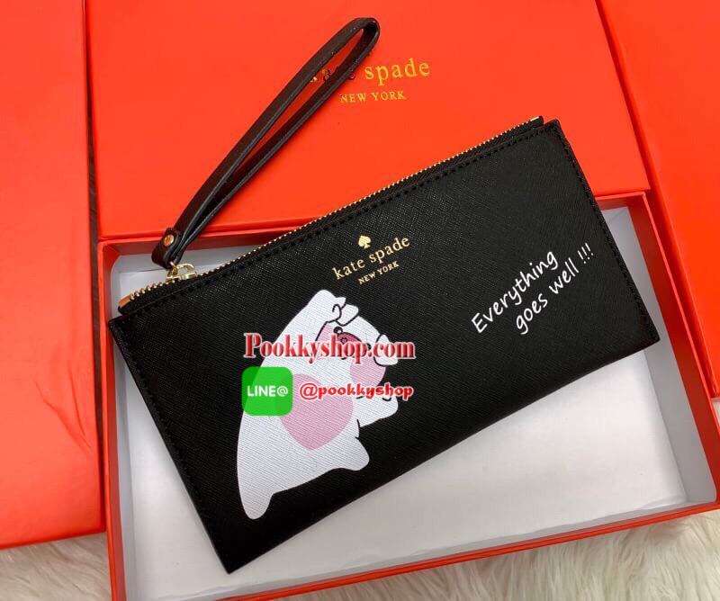 New arrival !! Kate spade new york clut bag with box รุ่นใหม่ล่าสุดปี 2019 ต้อนรับปีหมูค่ะ!! กระเป๋าถือแบบคลัท วัสดุหนังซาฟเฟียโน่ หนังนิ่มมือดีมากๆค่ะ ด้านหน้ามีโลโก้แบรนด์ พร้อมเพ้นท์รูปหมูดูซุกซนค่ะ เปิดปิดกระเป๋าแบบซิป ภายในใส่มือถือได้ทุกรุ่น;พาสปอร์