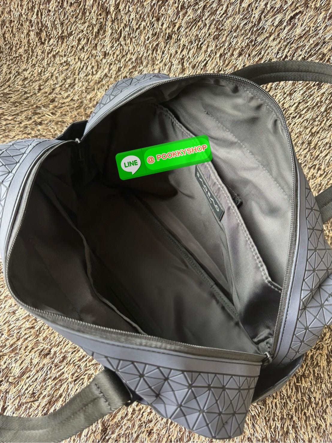 Baobao issey miyake cargo tote matte กระเป๋า CARGO สไตล์บอสตัน มีหูจับแบบบุหนา มีฐานกว้างใส่ได้เยอะ สาทารถใส่สัมภาระที่จำเป็นในการเดินทาง หรือมีพื้นที่จัดเก็บสิ่งของที่เราต้องใช้ในการทำงานด้วย เช่น โน้ตบุ๊ก สมุดจดบันทึก แฟ้มเอกสารต่าง ๆ ดีไซน์หรูดูสุภาพเร