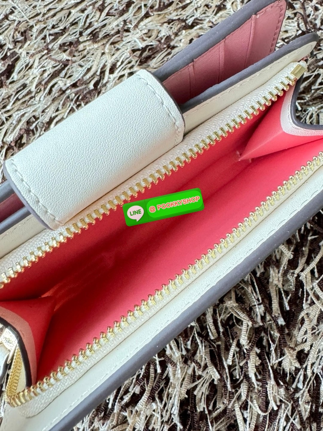 COACH MEDIUM CORNER ZIP WALLET IN SIGNATURE CANVAS กระเป๋าสตางค์ขนาดกลางที่ถือว่าเป็นไอเทม Must Have ของทุกเพศทุกวัยที่ต้องพกติดตัวไว้ตลอดเวลา เพราะนอกจากจะช่วยจัดเก็บเงิน บัตรประชาชน บัตรเครดิตและต่าง ๆ ให้เป็นระเบียบเรียบร้อยยังต้องคำนึงถึงประโยชน์ใช้สอ