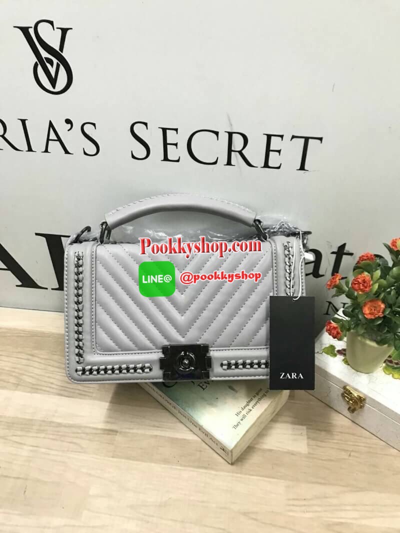 ZARA (Basic) shoulder bag :รีออเดอร์รุ่นขายดีฝุด กระเป๋าทรง Look like chanel ทรงกล่อง ตั้งอยู่ทรง ตัวกระเป๋าหนัง PU สวยเงา สายสะพายโซ่ต่อหนัง ความยาว 120cm ปรับได้3ระดับ ด้านหน้าแต่งขอบโซ่ถักหนัง เย็บลายแทยงทั้งหน้าและหลัง ภายในมีช่องใหญ่และช่องซิป2ช่อง ม