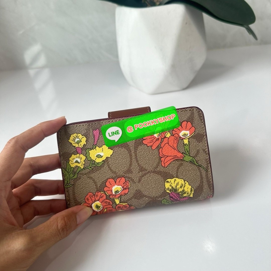 COACH MEDIUM CORNER ZIP WALLET IN SIGNATURE CANVAS WITH FLORAL PRINT(CR935) 🔖กระเป๋าสตางค์ใบกลางคอลเลคชั่นใหม่ปริ้นลายดอกไม้ 🔖วัสดุ:แคนวาสสลับหนังแท้ 🔖เปิด-ปิดด้วยกระดุมแป็ก 🔖ภายในมีช่องใส่บัตร ช่องใส่ธนบัตร และช่องซิป