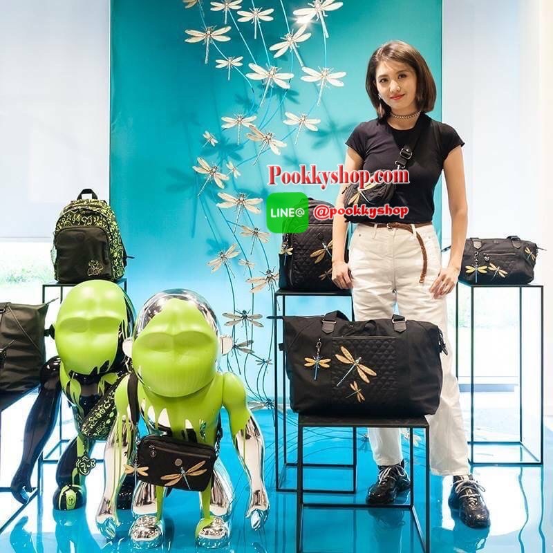 KIPLING X CHRISTINE LAU COLLECTION กระเป๋า collection ใหม่ล่าสุดจาก Kipling วัสดุ Nylon ด้านหน้าประดับแมงปอที่เป็นโลหะ สีสันสดใสน่ารัก สามารถเก็บปีกให้กระเป๋าดูเล็กลงได้ ด้านในมีช่องซิป 1ช่อง และช่องใส่ของจุกจิ๊กอีก2ช่อง ด้านหน้ามีช่องซิป 1ช่อง สะดวกใช้ ม