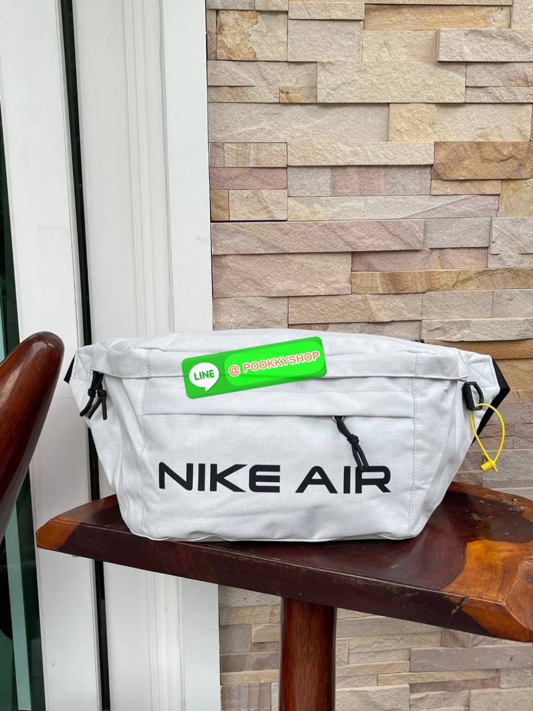 Nike Tech hip pack กระเป๋าคาดเอว Nike Tech รุ่นใหม่ชนช้อป!! ให้คุณหยิบใช้อุปกรณ์กีฬาและพกพาได้อย่างง่ายดาย พร้อมโดดเด่นด้วยกระเป๋าซิป 2 จุดสำหรับเก็บสิ่งของ และสายกระเป๋าแบบปรับได้เพื่อให้แนบกับลำตัว ใช้งานได้คล้องตัว ใส่ของได้จุสมใจเลยคร้า
