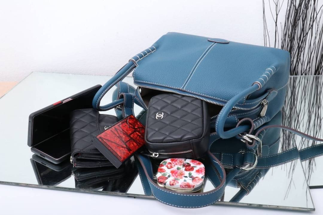 TOD’S กระเป๋าทรงหมอน สไตล์ lindy มีหูหิ้วและสายสะพายยาว เรียบหรูดูดี เท่ห์ๆ จุของได้เยอะ ใส่ของใช้ชีวิตประจำวันได้เต็มเปี่ยม น้ำหนักเบาใช้งานง่าย งานเกรดพรีเมี่ยมสุดๆ