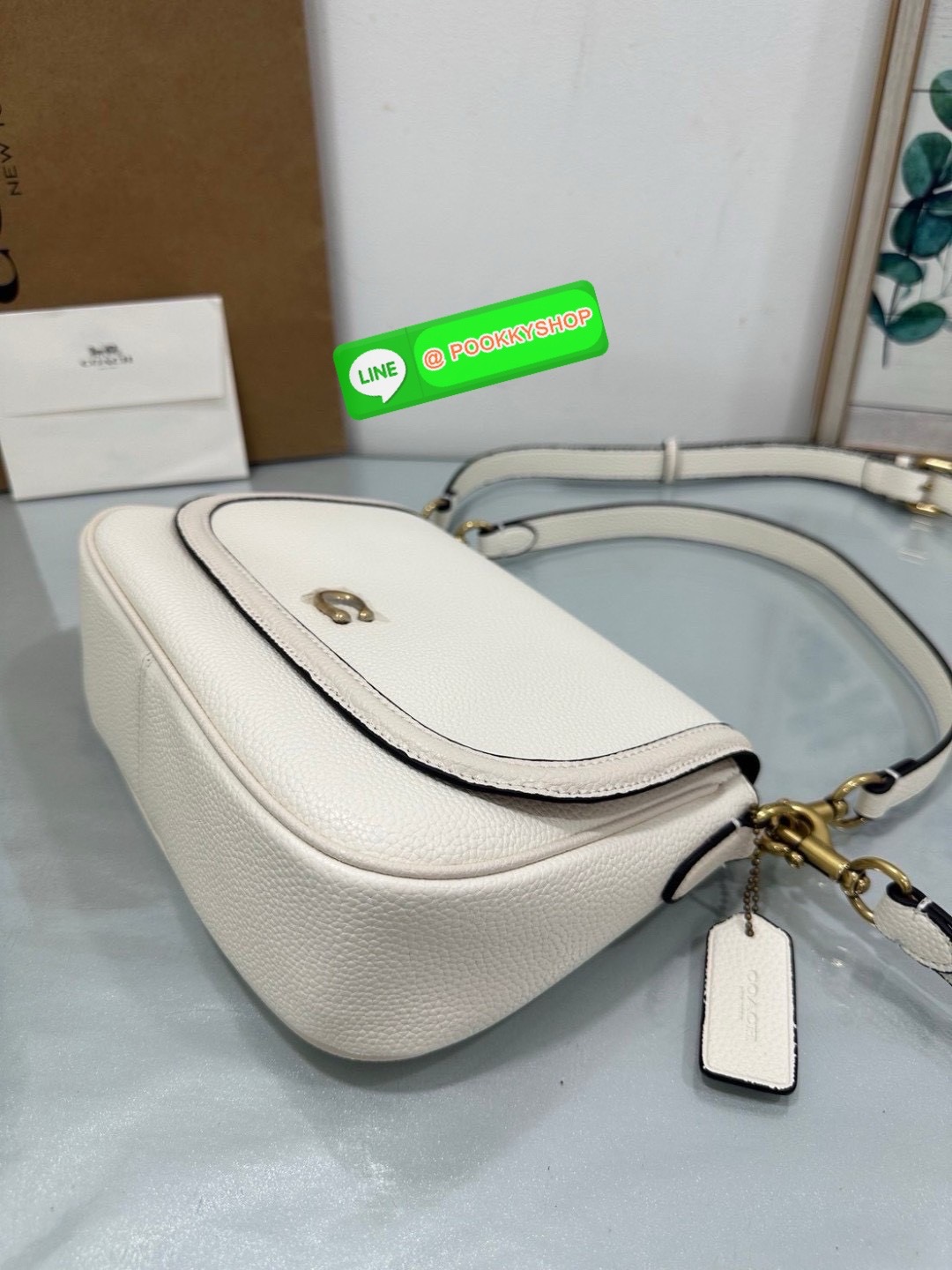 เรียบ หรู แต่ดูแพงแบบไม่ตั้งใจ Coach CU099 – Studio Shoulder Bag รุ่นฮิตสุดมินิมอล ตัว C เล็กหรูบนหนังสีคลาสิค ทรงสวยสะพายได้ทั้งถือไหล่และ crossbody ไม่ว่าจะใส่ลุคไหน… ก็เปลี่ยนเป็นลุคคุณหนูมีคลาสได้ในพริบตา