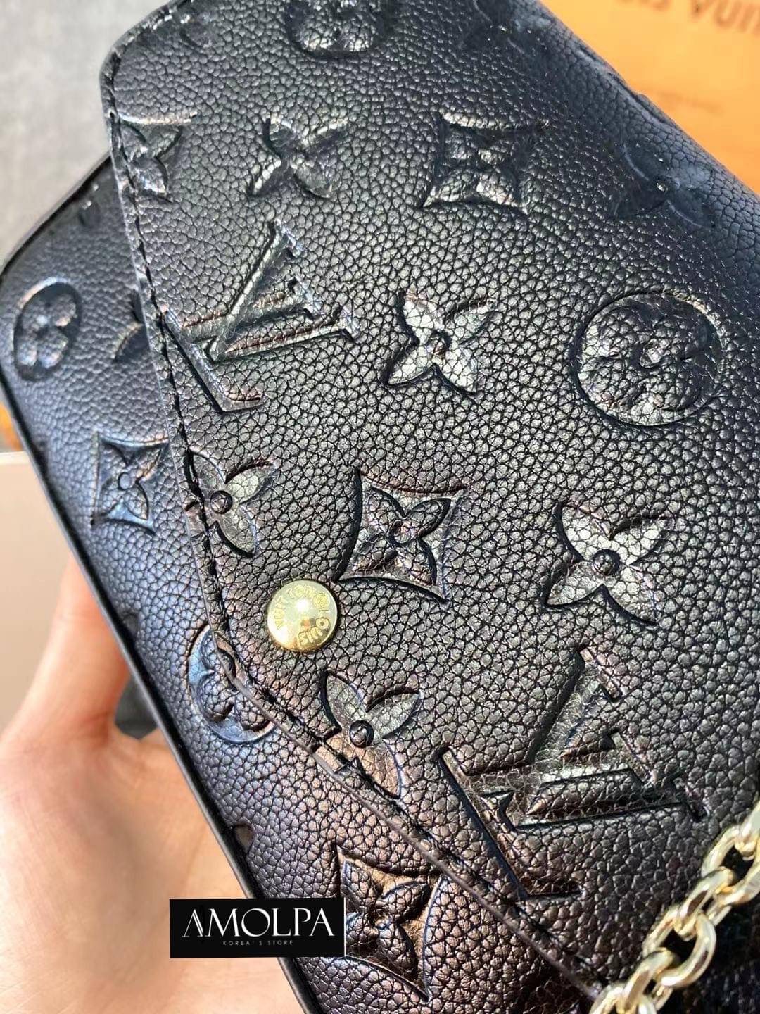 กระเป๋า LV CROSS BODY BAG มาพร้อมกล่อง และถุงผ้า ใบสวย หรูมากกก สวยยม๊ากกก งานเหมือนแท้ม๊ากก เป็นของฝากของขวัญผู้รับถูกใจแน่นอน หรือ ใช้เองครบสี ก็เก๋ๆ อยู่นะเตงงงงง