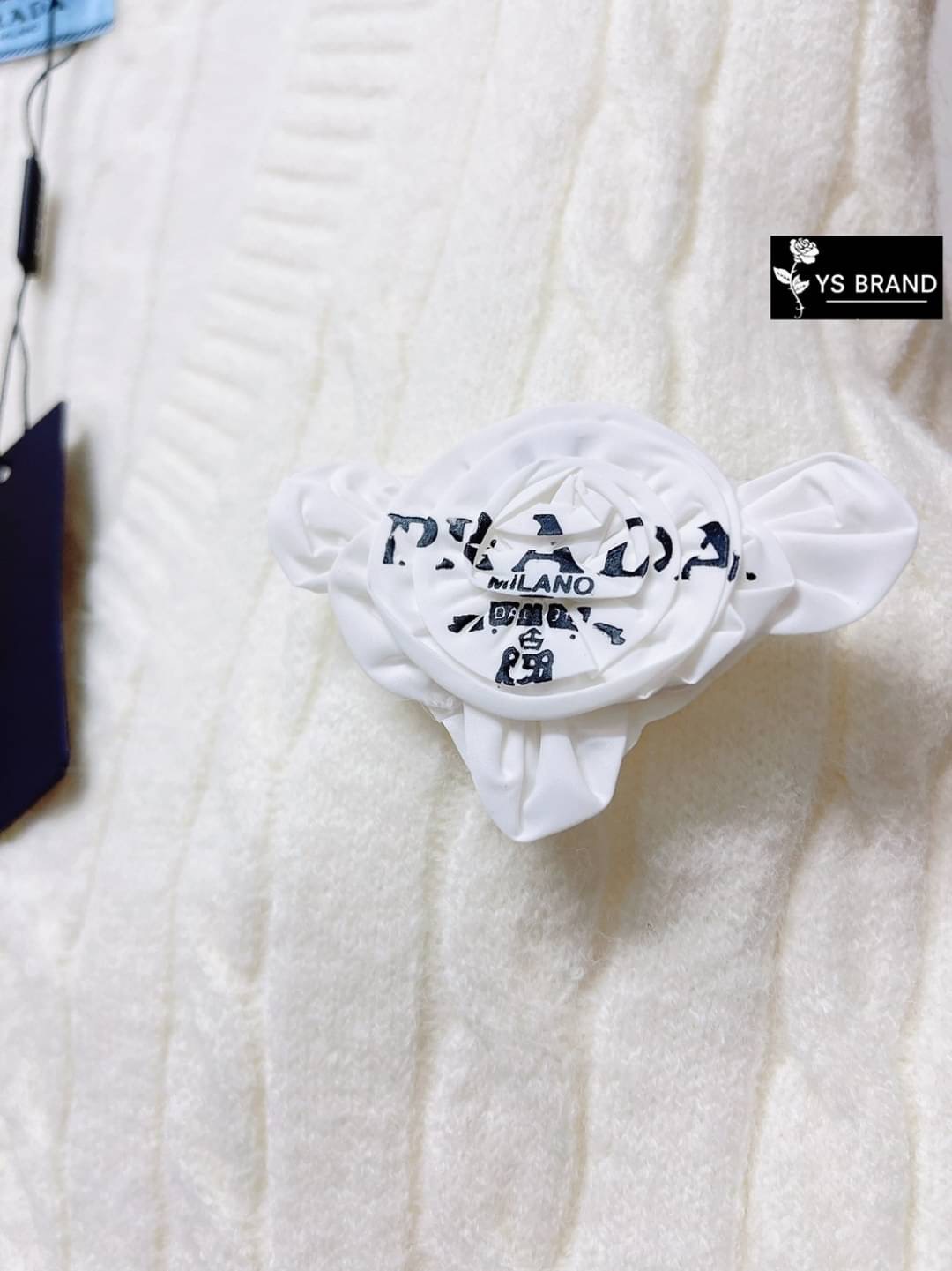 เสื้อคลุมไหมพรมแขนยาวคอวี ผ้าไหมพรมยืดเนื้ออย่างดีผ้าดีมากๆ นิ่ม เด้งยืดได้เยอะ ผ้าดีทอละเอียด ทอลายเกลียวทั้งตัว แต่งกระดุมด้านหน้า ติดเข็มกลัดPradaช่วงอก ถอดแยกได้ สวยหรูมากๆ โดดเด่นสุดๆ มาพร้อมป้ายคอ Prada Tagครบ สวยมาก งานคุณภาพ ห้ามพลาด จัดเลยจ้า