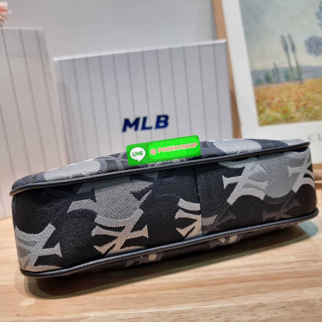 MLB MONOGRAM HOBO BAG สวยไม่ซ้ำ ใหม่ก่อนใคร กับแบรนด์จากเกาหลีเกาใจ น้องใหม่มาแรง!! กับกระเป๋าทรงพอช ที่ใช้งานได้ง่ายมากๆ ขนาดกำลังดี ดีไซน์ลวดลายโมโนแกรมเอกลักษณ์ ลงบนผ้า jacquard ได้อย่างลงตัวและสวยงาม มาพร้อมสายคล้องในตัว และสายครอสแบบสปอร์ต ทนทาน จึงส