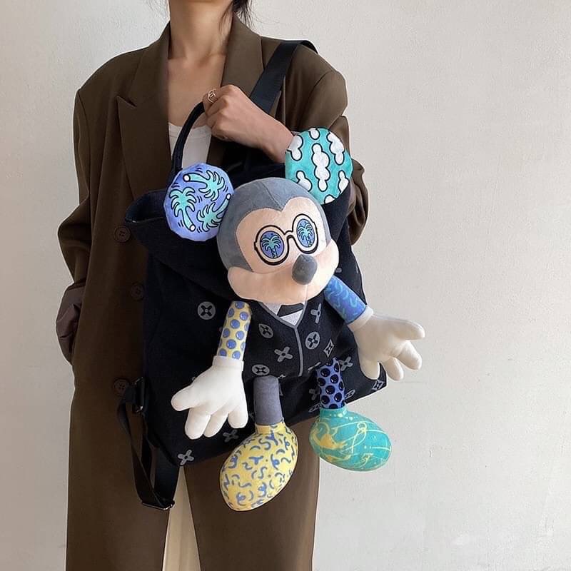พร้อมส่ง เป้ตุ๊กตา LV รุ่นนี้จะเพิ่มสีสัน งานสวยน่ารักมากค่ะ ผ้าหนาดีมาก ช่องเก็บของใหญ่มาก ด้านใน มีหลายช่อง ด้านหลังมีช่องซิปเก็บของสำคัญ เก๋ไก๋ไม่เหมือนใคร ตรงปกไม่จกตาแน่นอนจ้า