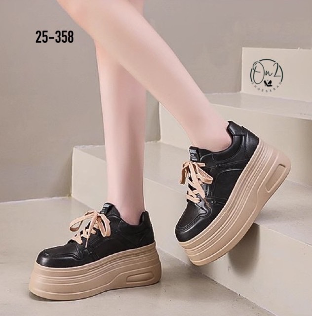 รองเท้าผู้หญิงทรง Sneaker Platform เสริมส้นแบบหนา ดีไซน์แฟชั่นล้ำสมัย ใส่แล้วขาดูยาว หุ่นเพรียวขึ้นทันที น้ำหนักเบา เดินง่ายไม่เมื่อย เข้ากับฤดูนี้สุดๆ! เพราะใส่คู่กับกางเกงขายาวหรือกระโปรงก็โดดเด่น แมทช์เสื้อหนาว เสื้อแขนยาวได้ลงตัว เพิ่มลุคให้ดูสตรีทแฟช