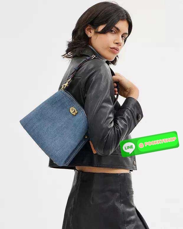 COACH CS241 WILLOW BUCKET BAG 🔆 Details ไอเท็มขายดี the best seller ที่สวยแบบมองไม่เลิก!! สวยแบบทำถึง!! กระเป๋าสะพายไหล่ทรงสวย ดีไซน์คลาสสิควินเทจ สีเดนิมดูโดดเด่น เปิดปิดด้วยตัวบิดล็อค และอีกฝั่งเป็นกระดุมแม่เหล็ก