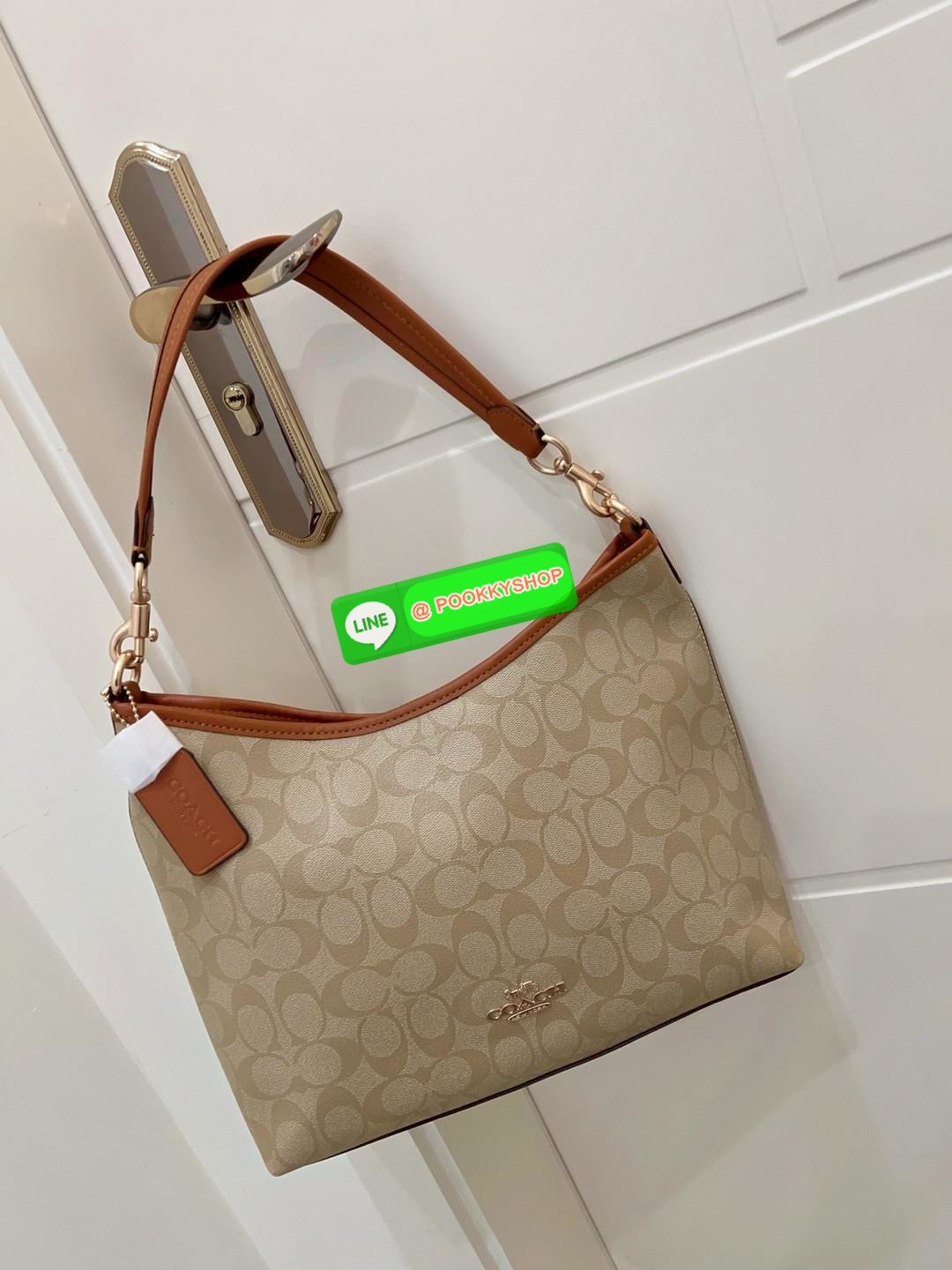 Coach Laurel Shoulder Bag In Signature Canvas (CR149) 🔖พร้อมส่ง สินค้าเข้าใหม่! กับกระเป๋าใบใหญ่กำลังดีเลยค่ะ หนังแท้ นิ่มสวย สีสวยค่ะ 🔖เปิด-ปิดกระเป๋าแบบซิป ภายในสุดโล่งกว้าง ใส่ได้จุมากๆ ยังมีช่องซิปยาวและช่องกระดุมสำหรับแยกใส่ของจุกจิกไ