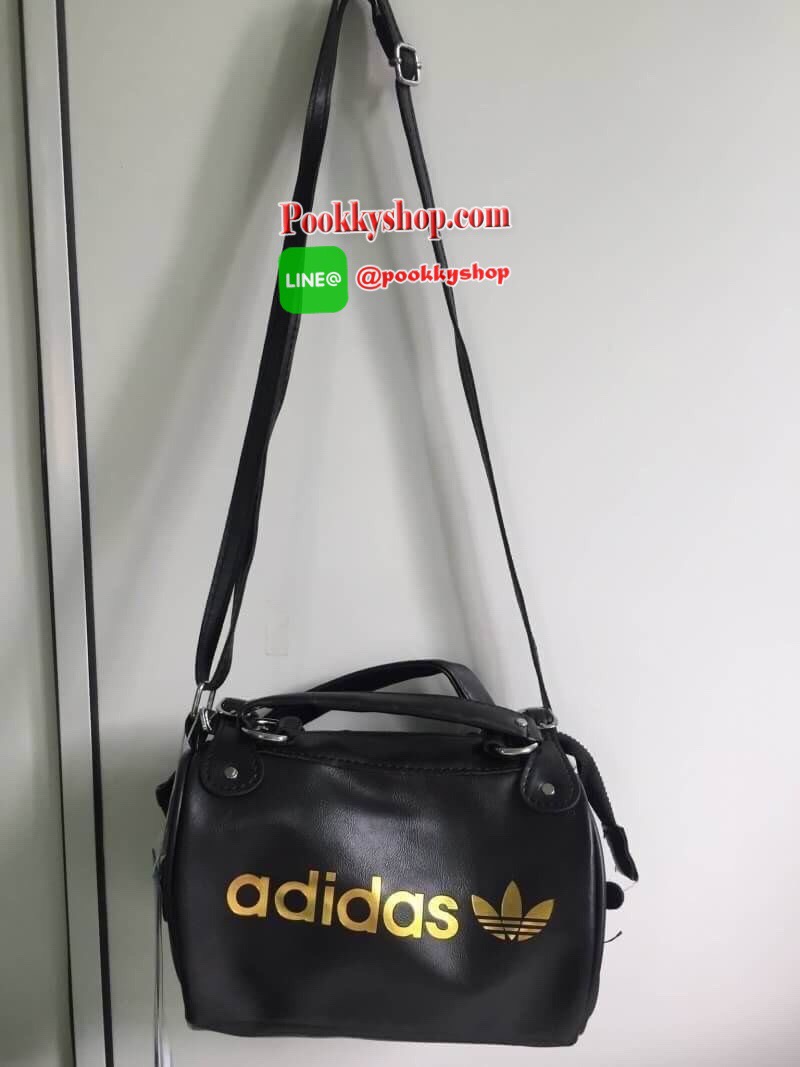 Brand : Adidas Mini Shoulder bag and messger bag 2018 Detail : กระเป๋าสะพายข้างใบเล็กกระทัดรัด แนวsport วัสดุทำด้วยหนังPU นิ่ม น้ำหนักเบา Logo Adidas สกีนทั้ง 2 ข้าง สามารถใช้ได้ทั้งด้านหน้าและด้านหลังเวลาสะพาย ภายในกว้างสามารถเก็บของได้พอสมควร ใส่กระเป๋า