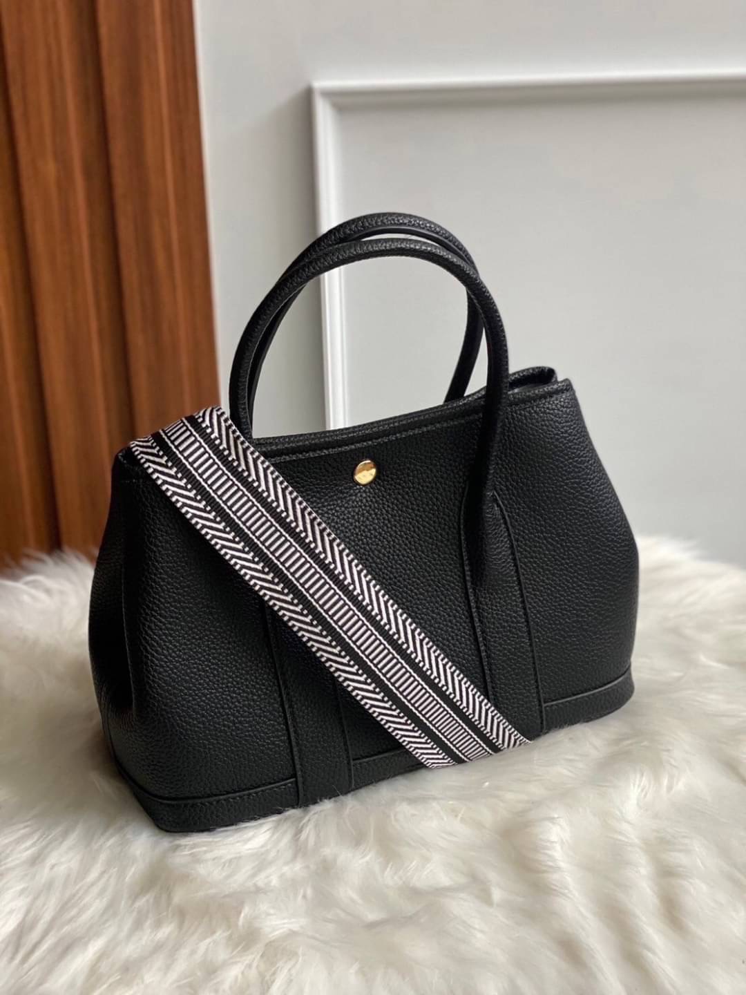 Restock อีกครั้ง รุ่น GD 30 cm หนัง PU premium Soft togo หนังนุ่ม สวยมากก จุของได้เยอะสุดๆ ภาพในสวยหรูบุเป็นผ้า Canvas ประกบฐานด้วย PU premium งานคัตติ้งสวยมาก มาพร้อมกับเซตกระเป๋าผ้า Canvas อีก 1 ใบ และสายสะพาย 2 เส้น คุ้มมสุดด