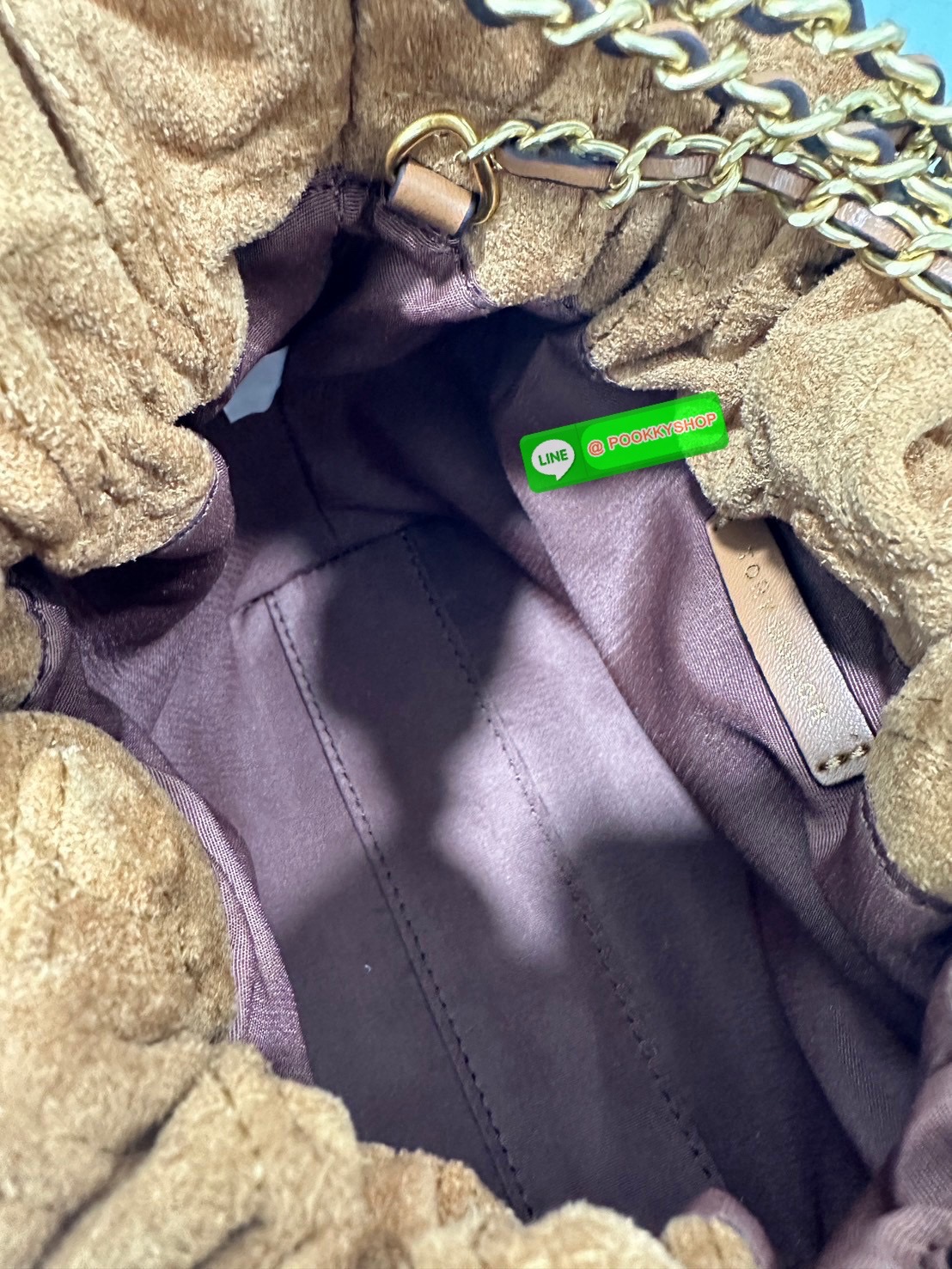 Tory Burch Fleming Drawstring Bag ผลิตจากหนังนิ่ม ตกแต่งด้วยลายไดมอนด์และสายโซ่