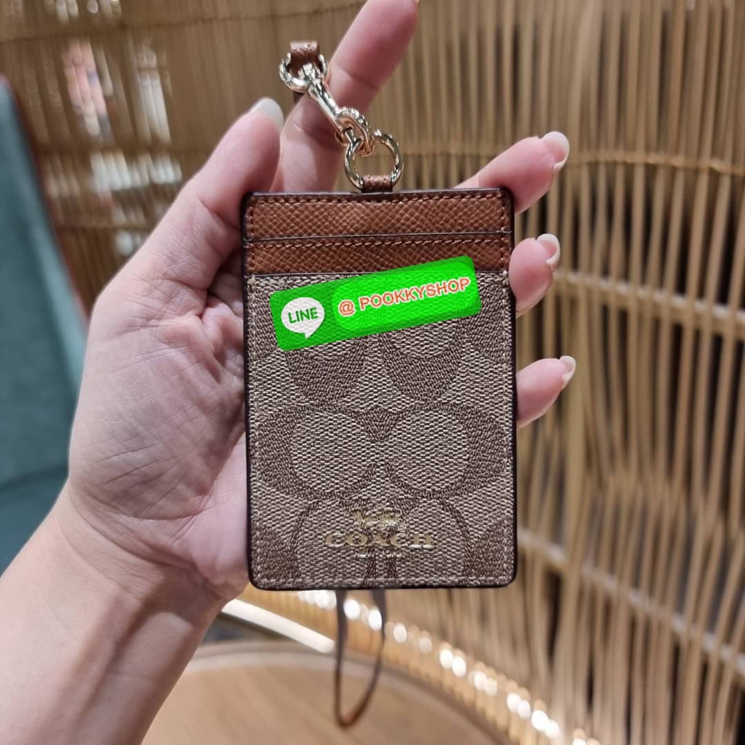 กระเป๋าใส่บัตรคล้องคอ Coach card holder ราคาพิเศษสุดๆ!!! ของหายาก!! ง่ายๆแบบไม่ธรรมดา!! คลาสสิคแต่มีดีเทลโดดเด่น!! กระเป๋าถนอมบัตร พร้อมสายคล้องคอ ดีไซน์ลวดลายสวย ดูดีทุกแบบ ใช้งานง่าย พกพาสะดวก จะใส่บัตรพนักงาน บัตรเครดิต บัตรปชช. ใบขับขี่ และบัตรอื่นๆที