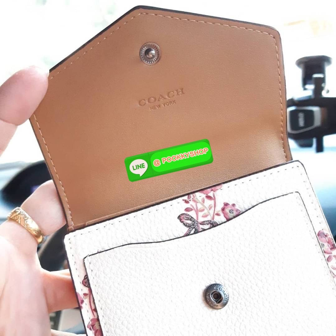 COACH F28445 SMALL WALLET WITH FLORAL BOW PRINT กระเป๋าสตางค์ใบสั้น พับสองตอน ลายดอกไม้น่ารักกลับมาอีกแล้วจ้า วัสดุหนัง pepble สวยทนทาน เปิด-ปิดด้วยกระดุม ภายในมีช่องใส่บัตร ใส่ธนบัตรได้ทุกขนาด ด้านหลังมีช่องซิปเล็กให้อีก ราคาดี คุ้มค่าแบบนี้ ต้องจัดไปเลย
