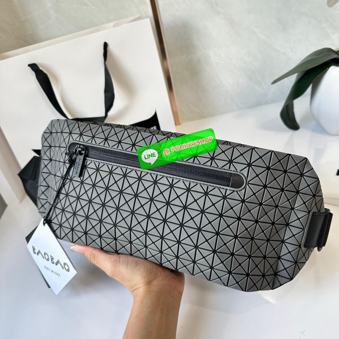 BaoBao Issey Miyake baton belt bag 🔖กระเป๋าคาดเอว/คาดอก เอกลักษณ์โดดเด่นตลอดทั้งใบ สุดเทห์ น้ำหนักเบาพกพาสะดวก 🔖วัสดุ: โพลียูรีเทนผสมหนัง 🔖เปิด-ปิดแบบซิปบน และมีช่องซิปด้านหน้า ภายในมีช่องแยกสัดส่วน 2 ช่อง ซับในผ้าไนลอน 🔖สา