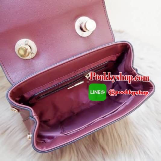 Lyn กระเป๋าหิ้วมาพร้อมสายสะพาย ขนาดกลางๆไม่เล็กไม่ใหญ่ ดีไซน์สวยน่ารัก ด้านในมีป้ายโลหะปั๊มแบรนด์ ใต้กระเป๋ามีหมุดรองทั้ง 4 มุม รูปทรงสวยเก๋ขนาดนี้ ไม่มีไม่ได้นะคะ