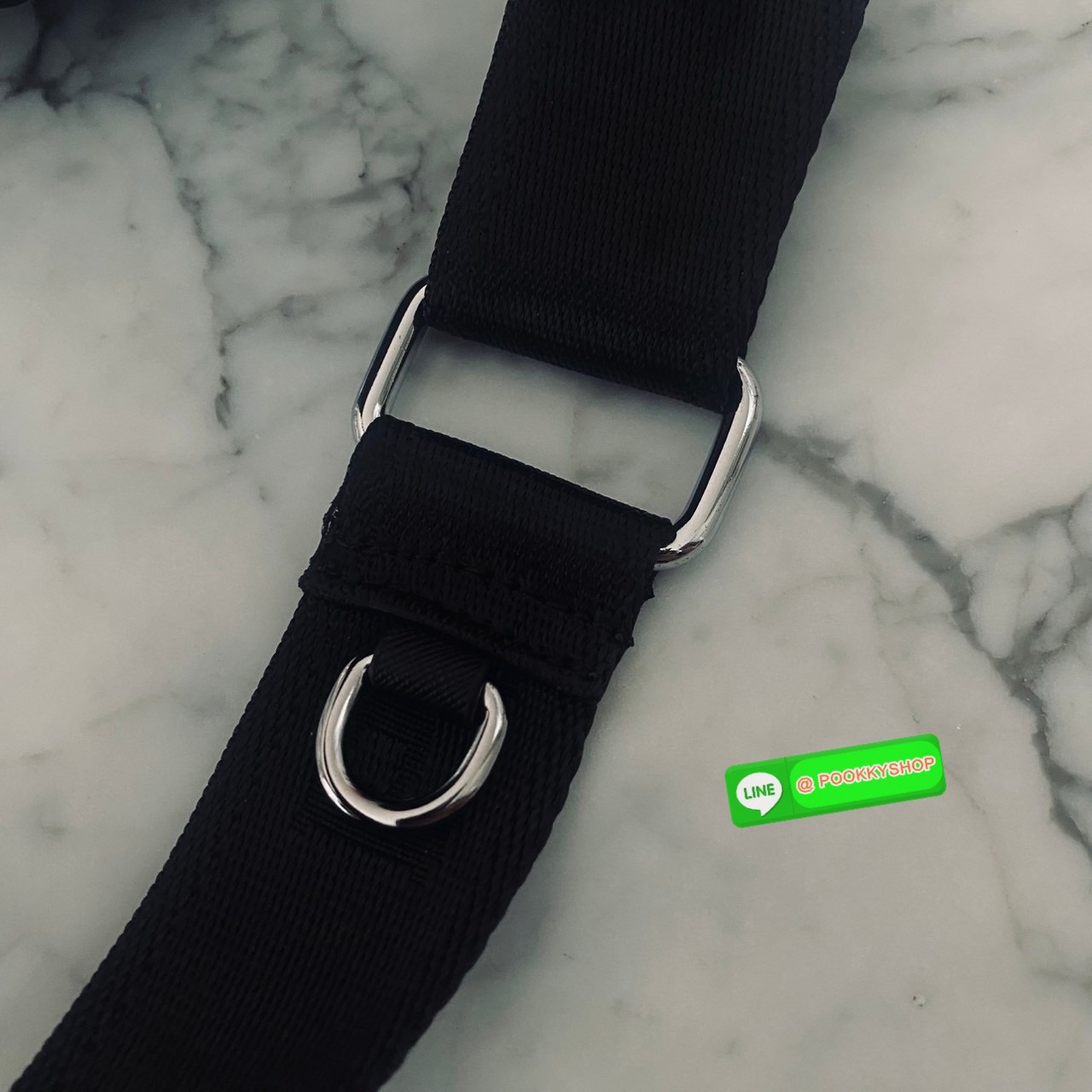 Prada Re-Nylon Messenger Bag กระเป๋าสะพายทรงแมสเซ็นเจอร์ รุ่น Unisex ใช้ได้ทั้งชายหญิง รุ่นยอดนิยมดีไซส์เรียบง่าย โทนสีดำคลาสสิกเข้าได้กับทุกลุค ขนาดกำลังดี สายสะพายยาวปรับระดับได้ สะพายไหล่หรือครอสบอดี้ก็ดูดี ดูเท่ห์ไปหมดจริงๆ ค่ะ