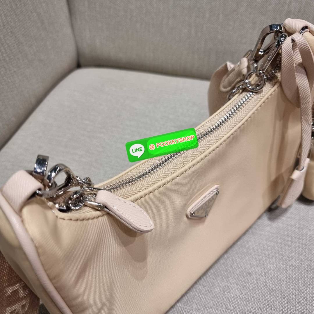 PRADA RE-EDITION 2005 RE-NYLON SHOULDER BAG ไอเท็มสุดปัง ที่ฮิตตลอดกาลไม่ว่าจะปีไหนๆ จัดให้ครบทั้งสีขายดีและสีใหม่ล่าสุด ที่สายคุณหนูห้ามพลาด!! กับกระเป๋าสะพายทรงคลาสสิค เหมาะเป็น everyday bag มากๆ วัสดุผ้าไนล่อนคุณภาพ พร้อมใบลูก ไว้ใส่เหรียญ ใส่กุญแจได้ส