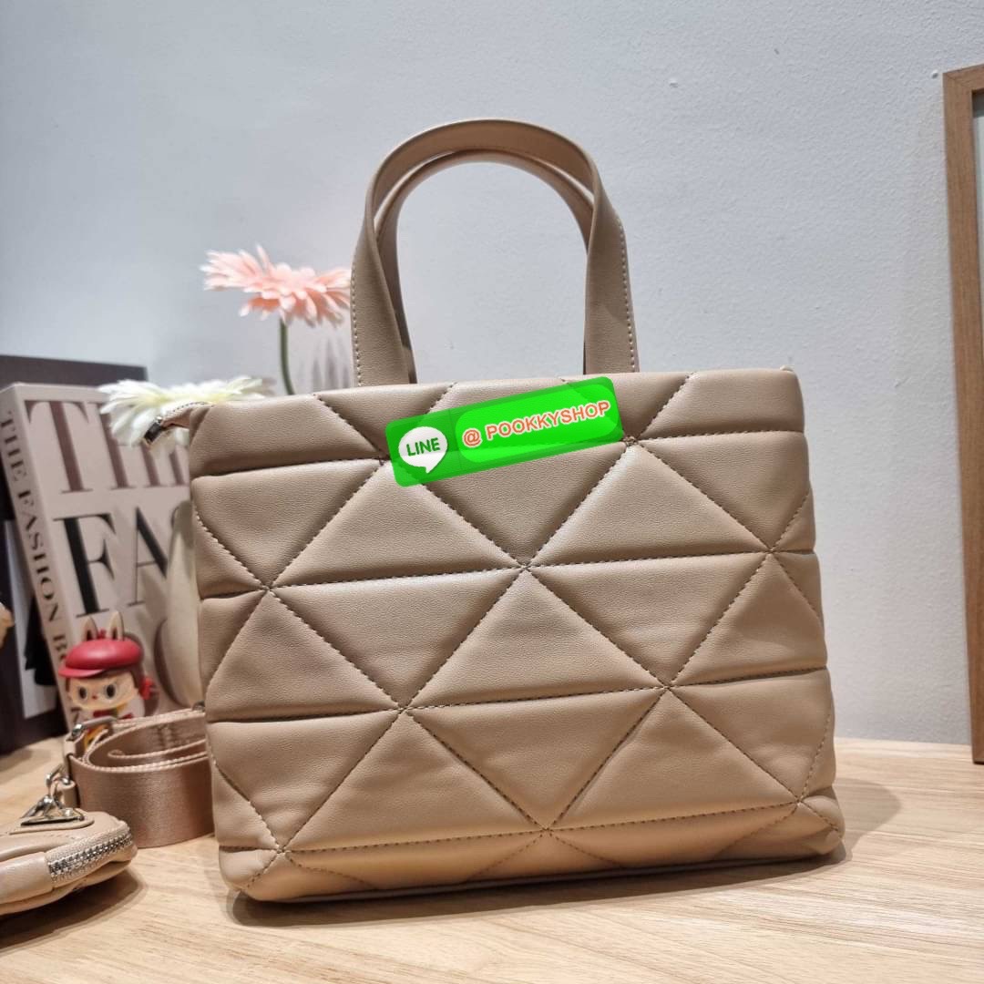 PRADA LEATHER PADDED BAG ใหม่ล่าสุด กับคอลเลคชั่นที่ทำออกมาตอบโจทย์ได้ทุกไลฟ์สไตล์ และเป็นยูนิเซ็กส์ กับกระเป๋าทรงโท้ท ขนาดกำลังดี วัสดุหนังแท้ ตัดเย็บเดินเส้นลายตาราง ปากกระเป๋ามีซิปเปิดปิด ภายในเป็นช่องโล่ง มีช่องแยกให้ มาพร้อมสะพายข้างและใบลูก ให้ได้สน