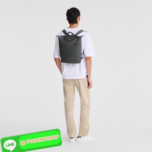 💕LONGCHAMP LE PLIAGE M BACKPACK กระเป๋าเป้น้ำหนักเบาพิเศษนี้ผลิตจากผ้าใบไนลอนรีไซเคิลที่ทนทานและพับเก็บได้ เหมาะสำหรับทุกโอกาส การออกแบบอเนกประสงค์และมีพื้นที่ภายในกว้างขวางที่สามารถเก็บแล็ปท็อปหรือโน๊ตบุ๊กได้ ในขณะที่สายสะพาย ปรับระดับได้ แมตช์ได