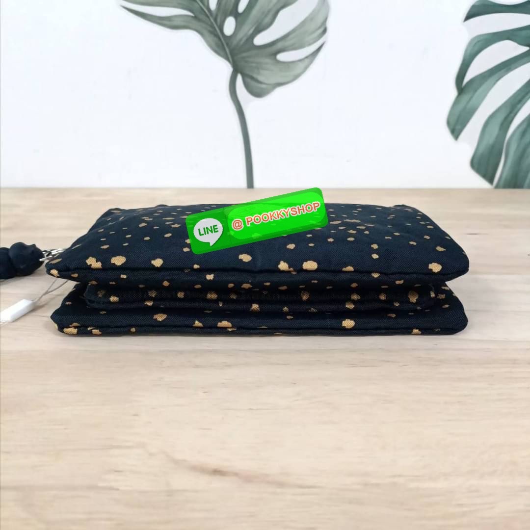 Kipling Creativity Large Pouch วัสดุ Nylon 100% กระเป๋าคล้องมือขนาดพอเหมาะ 7.25 นิ้ว พกพาสะดวก เปิด-ปิดด้วยซิปเดียวใช้งานง่าย ด้านในมีช่องกว้าง 2 ช่องและช่องซิปเล็กตรงกลางอีก 1ช่อง ใช้งานได้สะดวก สามารถใส่มือถือ 7.5 นิ้วได้ กุญแจรถ ธนบัตรได้ ล็อตนี้มาพร้อ