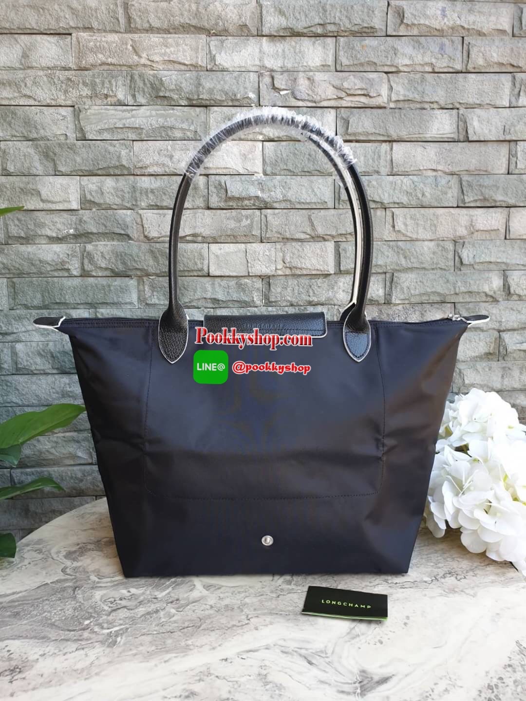 Longchamp Le Pliage Club Tote Bag Size L หูยาว วัสดุเนื้อผ้า Nylon Canvas เคลือบกันนำ้ ตัดด้วยหนังแท้ที่มีน้ำหนักเบา ดีไซน์เรียบง่ายแต่เต็มไปด้วยความคลาสสิก จนเป็นที่ชื่นชอบไปทั่วโลก Longchamp ปรับโฉม LE PLIAGE ด้วยการปักลายรูปม้า-ตราสัญลักษณ์ของแบรนด์บนผ
