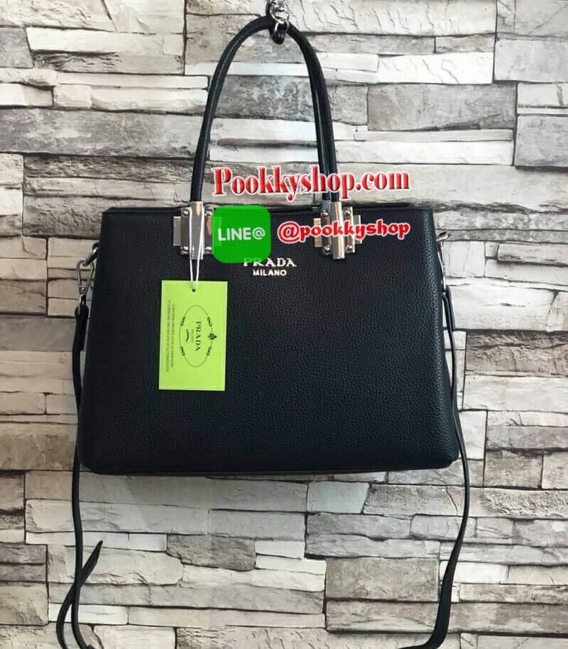 งานพรีเมี่ยมกิ้ฟ จากเคาเตอร์ต่างประเทศค่ะ รุ่น Limited edition ค่า ได้ กระเป๋าอเนกประสงค์ ทรงสวยจากแบรนด์ PRADA มาค่า เป็น กระเป๋าหนังลายลิ้นจี่ ใบนี้มีสายยาวให้ค่ะ เลิศมาก สะพายเป็น shoulder bag หรือ ถือได้ค่ะ ขนาดใบใหญ่ค่ะ ใช้แล้วสวยมากๆ อะไหล่silver ซิ