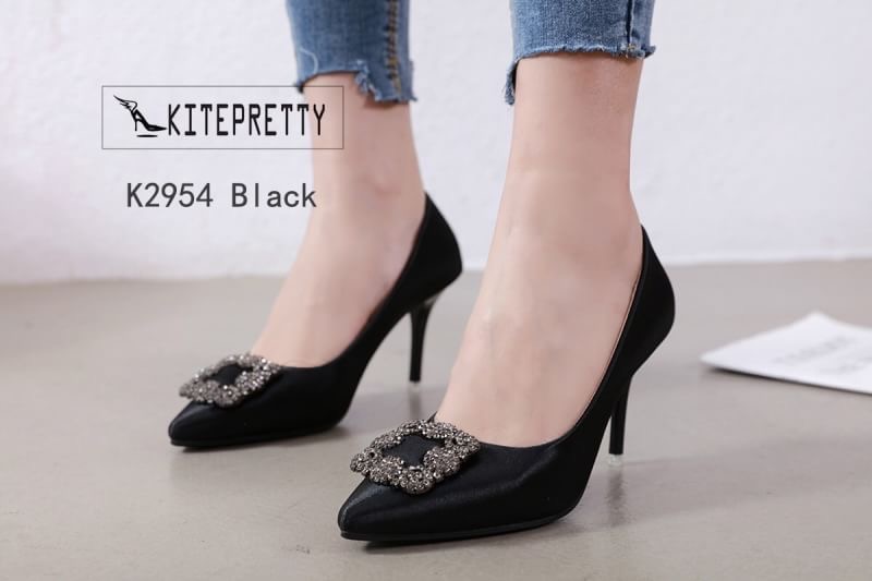 สินค้าพร้อมส่ง มาใหม่จ้าาา รองเท้าคัชชูงานผ้าซาติน สวยหรูเลยจ้าาา ทรงขายดี งานสวยเป๊ะทุกอณู คัชชูทรงหัวแหลมติดอะไหล่ ส้นเข็มสูง 3.5 นิ้ว ใส่ทำงาน ใส่ออกงานได้หมดจ้าา