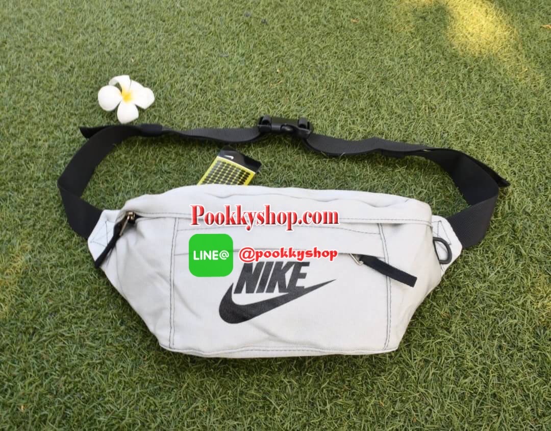 NIKIE TECH HIP PACK กระเป๋าขนาดพอเหมาะ คาดเอว สะพายข้าง เปิดปิดด้วยซิป 3 ช่อง (2 ช่องใหญ่ 1 ช่องเล็ก) วัสดุNylon น้ำหนักเบา โลโก้ด้านหน้า Nike เด่นชัด ภายในมีช่องใหญ่บนสุด มีช่องซิปเล็ดตาข่ายอีก 1 ช่อง จุของได้เยอะ สายคาดปรับได้ฟรีไซด์ สามารถใส่ไปเที่ยวแบ