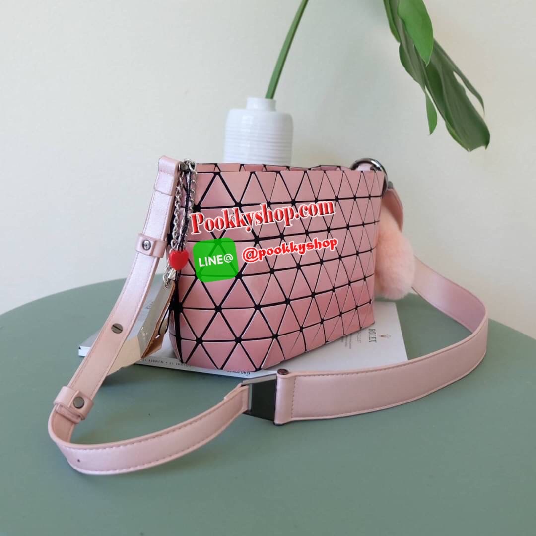 ใหม่ล่าสุด กระเป๋า จากแบรนด์ David Jones กระเป๋าถือ/สะพายข้างดีไซน์เกร๋มาก สีสวยหรูมาก ขนาดกำลังดีเลย น้ำหนักเบามากคะ ภายในมีช่องเก็บของจุกจิกได้ พิเศษ !! แถมน้องกระต่ายขนฟู เข้าset กับกระเป๋าเลยค่า น่ารักมากๆ มีถุงผ้าแบรนด์ให้คะ ใบจริงสวยมากคะ ดีต่อใจ มี