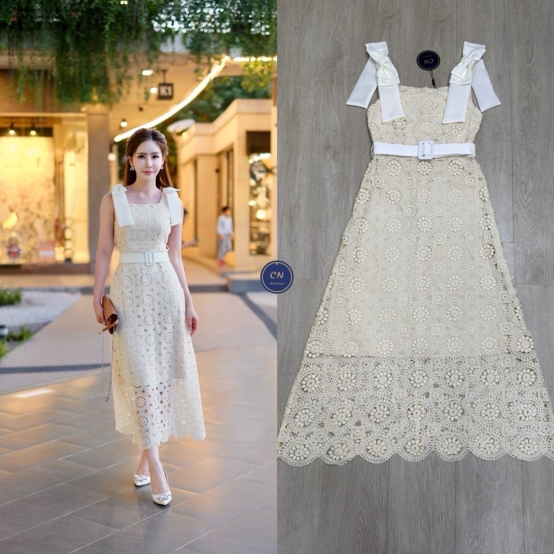 เดรสแฟชั่น เดรสยาวเนื้อผ้าลูกไม้ฉลุวงกลม ดีไซน์แขนกุดตรงบ่าแต่งโบว์ใหญ่สีครีมทั้งสองข้าง