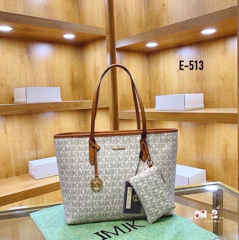 NEW-IN 🤎 Tote bag ทรงนี้จุได้เยอะมากๆค่า ใส่ I Padได้นะคะ มาใหม่พร้อมใบลูก ลายโมโนแกรมสวยหรู ดูแพงค่ะ👏🏻✨แนะนำสุดๆค้า จุได้เยอะ