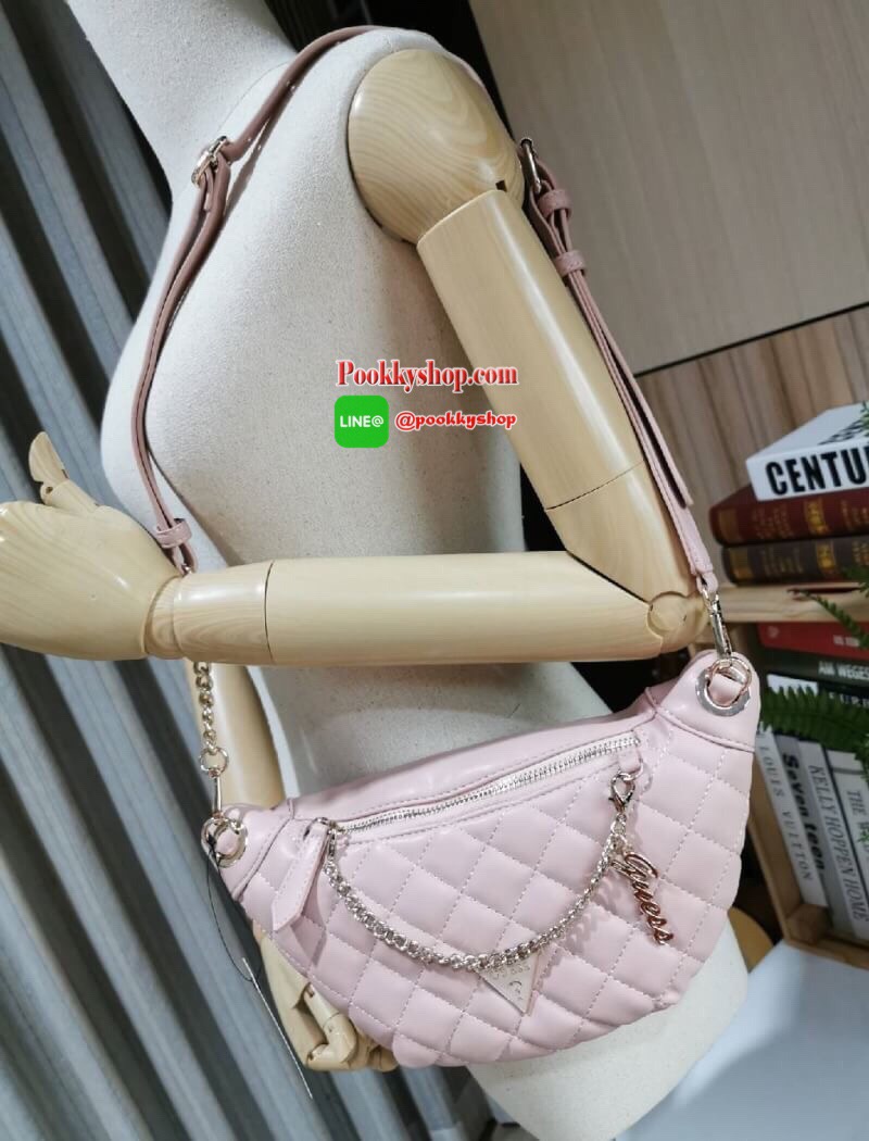 NEW ARRIVAL! Guess Kyli Fanny Pack Belt Bag 2019 กระเป๋าสะพาย/คาดเอว/คาดอกรุ่นใหม่ล่าสุดจาก GUESS FACTORY วัสดุหนังเเกะสังเคราะห์แบบนิ่มลายตารางเปิดปิดด้วยซิป ด้านหน้าประดับโซ่ห้อยโลโก้ดูมีดีเทล ด้านหลังมีช่องซิป ภายในมีโลโก้และช่องซิป สะพายได้หลายแบบไม่จ