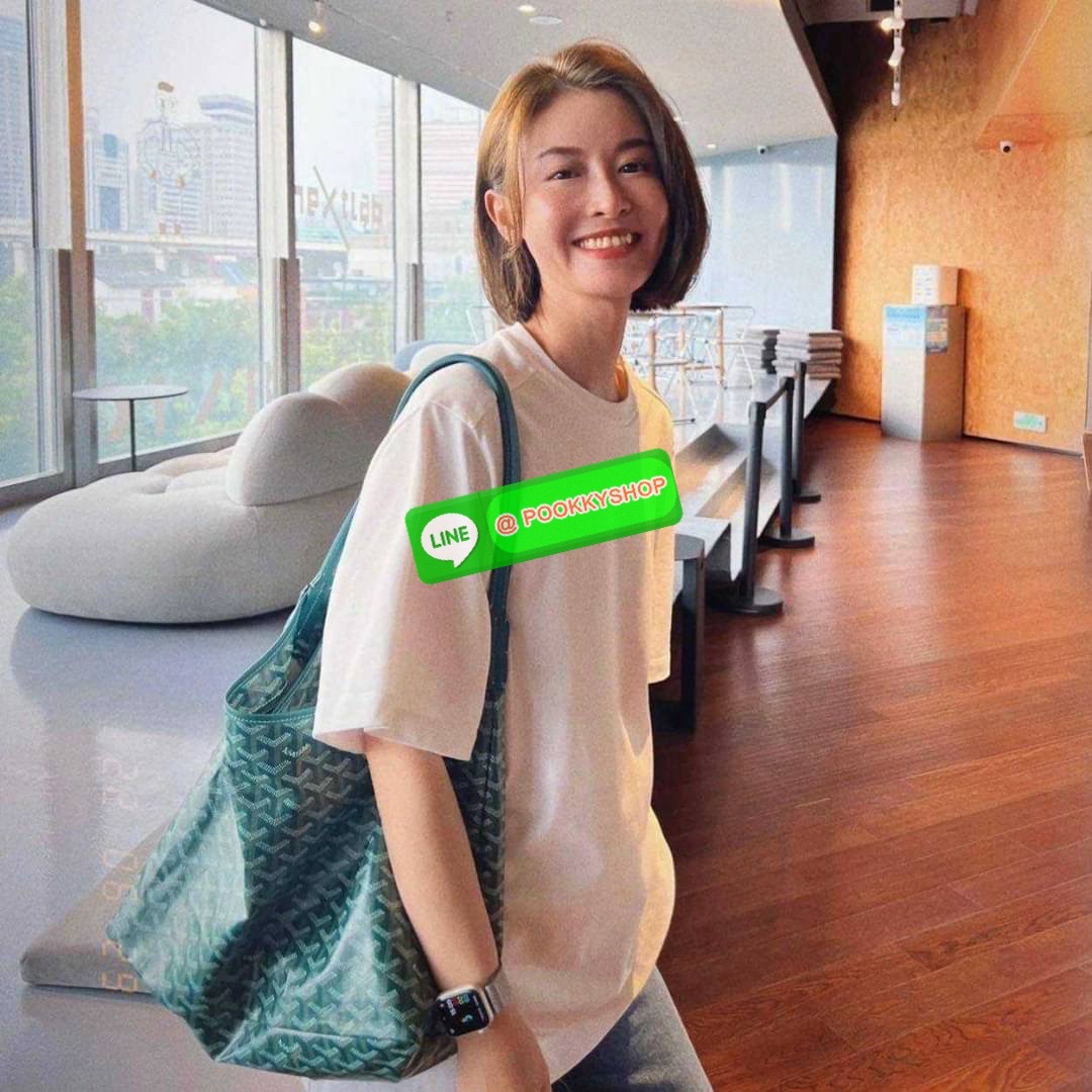 GOYARD BOHEME HOBO BAG ใหม่สุดคุ้ม กับกระเป๋าสะพายทรงโฮโบ ใบใหญ่จุใจ!! มาครบสีขายดี เลิศทุกสี รูปทรงคลาสสิค ดีไซน์เป็นเอกลักษณ์ วัสดุหนังแคนวาสพิมพ์ลายสวยคม ปากกระเป๋ามีซิปเปิด-ปิดกันของหล่นได้ ภายในโล่งกว้างมาก มาพร้อมสายคล้องในตัว ทนทาน สะพายสวยๆได้ทุกว