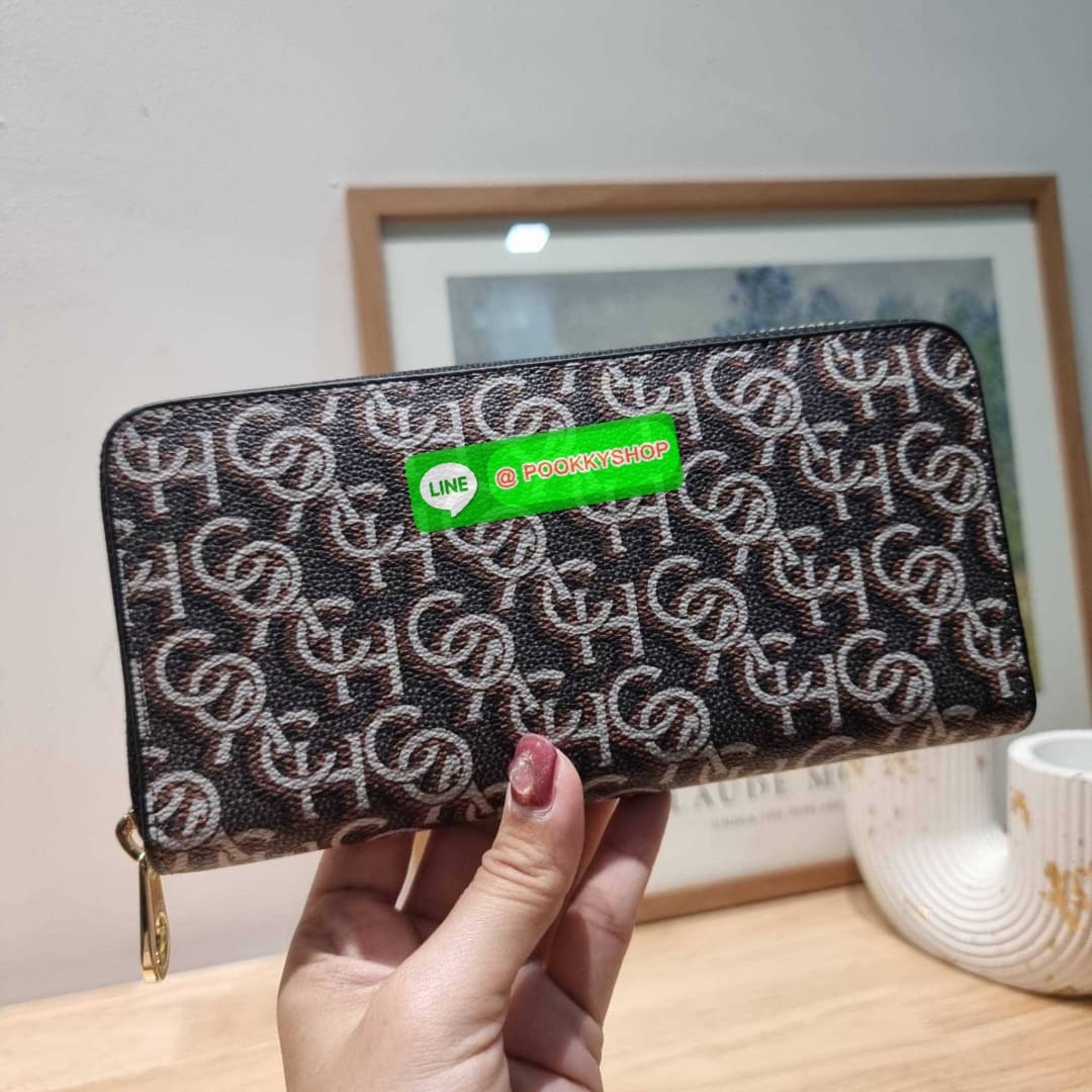 COACH CF521 LONG ZIP AROUND WALLET WITH SIGNATURE MONOGRAM 🔆 Details กระเป๋าสตางค์ใบยาว คอลเลคชั่นใหม่ กับดีไซน์ใหม่ ฉีกกฏทุกการดีไซน์ ด้วยลวดลายโมโนแกรมรอบใบโดดเด่น สะดวกใช้งานด้วยสายคล้องมือที่สามารถถอดออกได้ พกพกง่ายที่สุด รูดใช้งานด้วยซิปรอบใบ