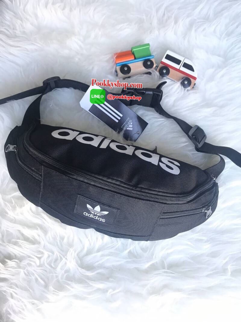 Adidas Classic waist bag กระเป๋าสไตล์คาดอกหรือคาดเอว วัสดุผ้าแคนวาส ด้านหน้ามี2ช่องซิปใส่ของจุกจิก ช่องหลักสามารถใส่กระเป๋าสตางค์ยาวได้ ภายในบุผ้าสกรีนโลโก้ มีช่องซิปหลังเพิ่มอีก1ช่อง พกพาได้สะดวก ความยาวสายปรับฟรีไซส์ ใช้ได้กับทุกเพศเลยคร้า!!
