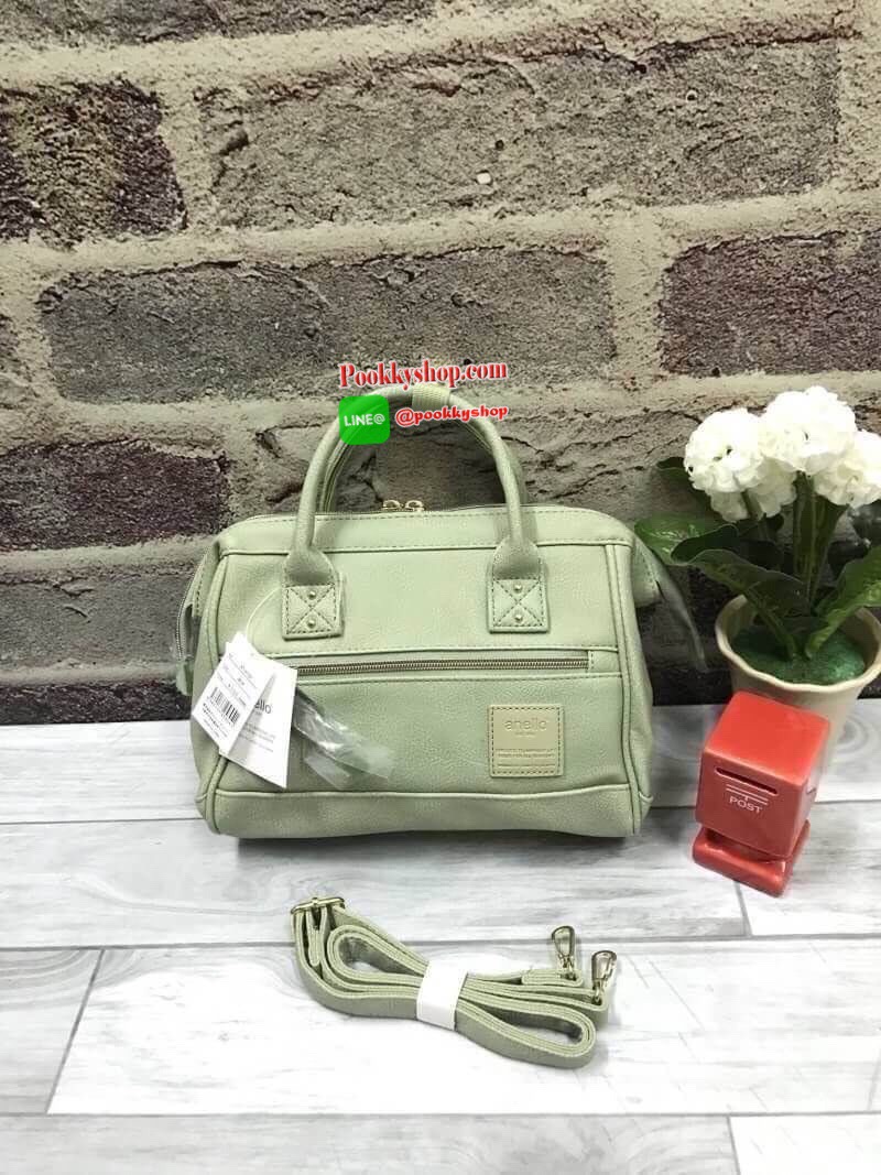 Anello polyester 2 way mini boston bag จากแบรนด์ดังในประเทศญี่ปุ่น กระเป๋าสไตล์คลาสสิค มีโครงปากกระเป๋ากว้างเป็นสัญลักษณ์ วัสดุหนังpu กันน้ำได้ ภายในมีช่องใหญ่และช่องเล็กด้านข้าง2ช่อง เปิดปิดด้วยซิปคู่ มีตัวล้อคที่หูจับ ด้านหน้ามีช่องซิปเล็กใช้งานได้จริง