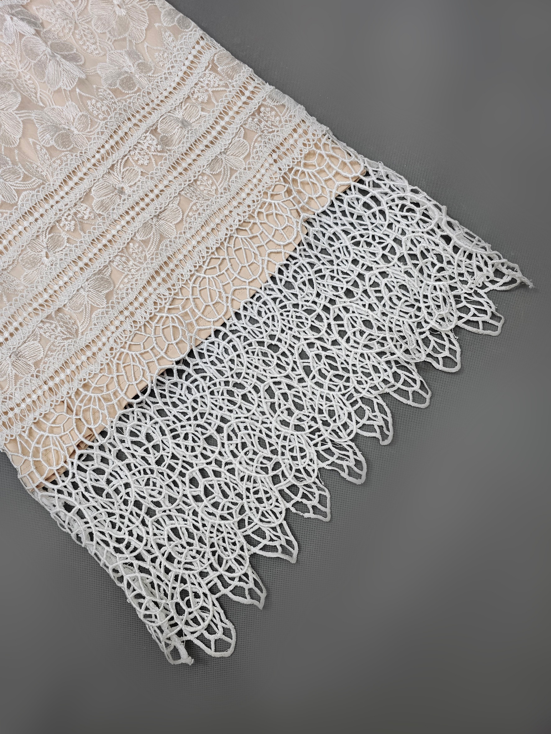 เดรสเสื้อแขนกุดแต่งคอปก กระโปรงทรงสอบ ทำจากผ้าลูกไม้โครเชต์