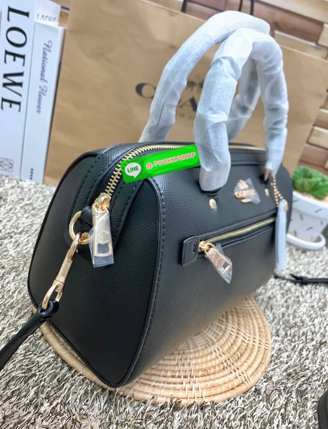 New in!! เข้าแล้วสีที่สาวๆรอคอยกันมานาน ห้ามพลาด COACH ROWAN SATCHEL ((79946)) พร้อมส่ง สิ้นสุดการรอคอย ห้า พลาดค่า! กระเป๋าหิ้ว//คล้องมือ//สะพายข้างได้ หนังแท้ลายหนังสวย ทรงสวย หรูดูผู้ดีมาแต่ไกลเลยค่าา ด้านหน้ามีช่องซิปให้ใส่ของจุกจิก ปากกระเป๋าแบบซิป ภ