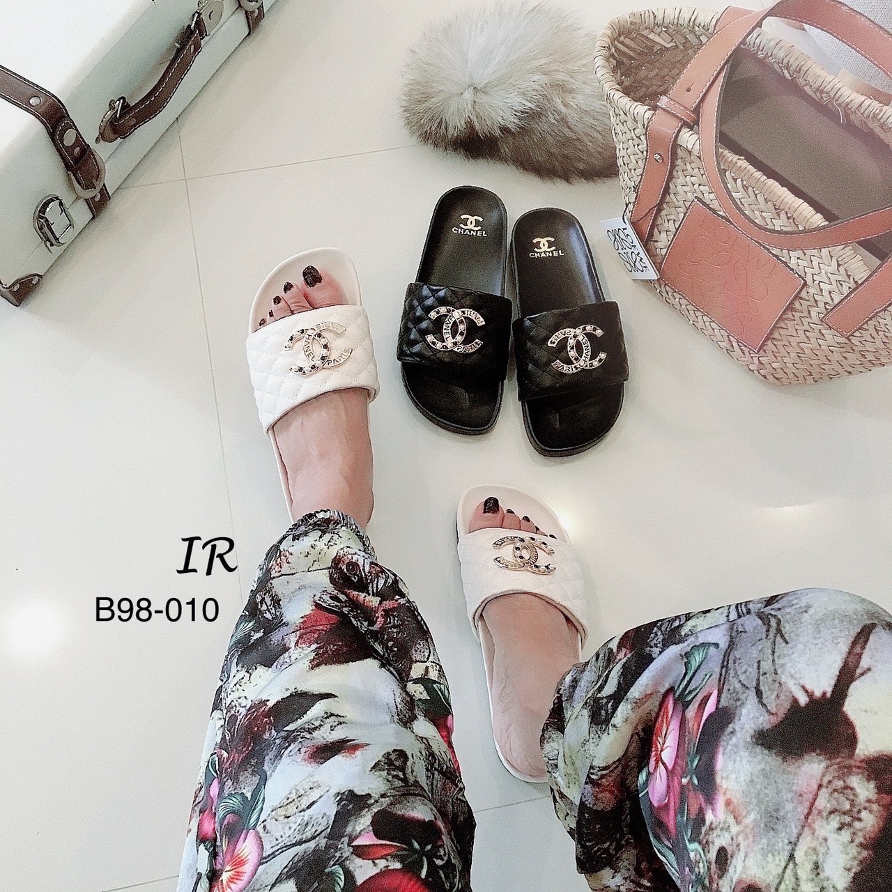 รีพีทแบบขายดี!!! พร้อมส่ง เข้าแล้วค่า Chanel สวยฟาดมากแม่!! วัสดุหนังนิ่มแต่งอะไหล่งานตอกอย่างสวยหรู ด้านในเสริมนวมซับกำมะหยี่นิ่ม ใส่สวยสบายๆในทุกๆวัน ใครมองหารองเท้าสวยๆใส่แล้วดูดี ดูแพง คู่นี้เลยค่า