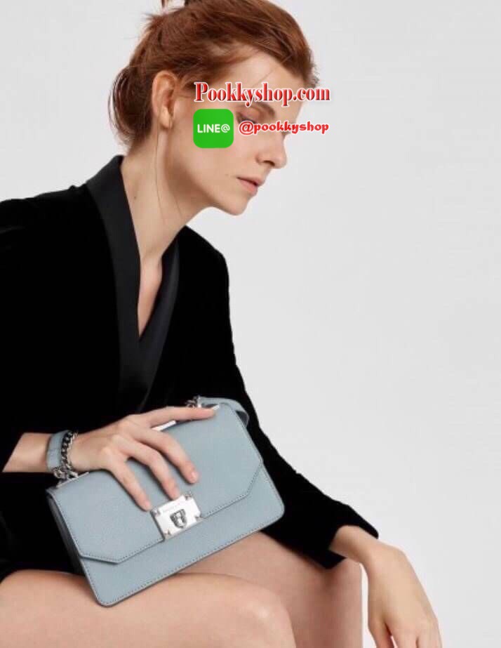 New in !!! CHARLES & KEITH CLASSIC FRONT FLAP CROSSBODY BAG ล็อตนี้อะไหล่แบบวินเทจ ใบจริงหรูมากค่ะ! กระเป๋าสะพายข้างหรือรวบสายเปลี่ยนแบบถือเก๋ๆ ก็ได้ค่ะ วัสดุหนังคาร์เวียร์ด้านตัดหนังกำมะหยี่ด้านข้างได้อย่างลงตัวสวยงาม เปิดปิดกระเป๋าแบบกดล็อคอะไหล่โลหะแบร