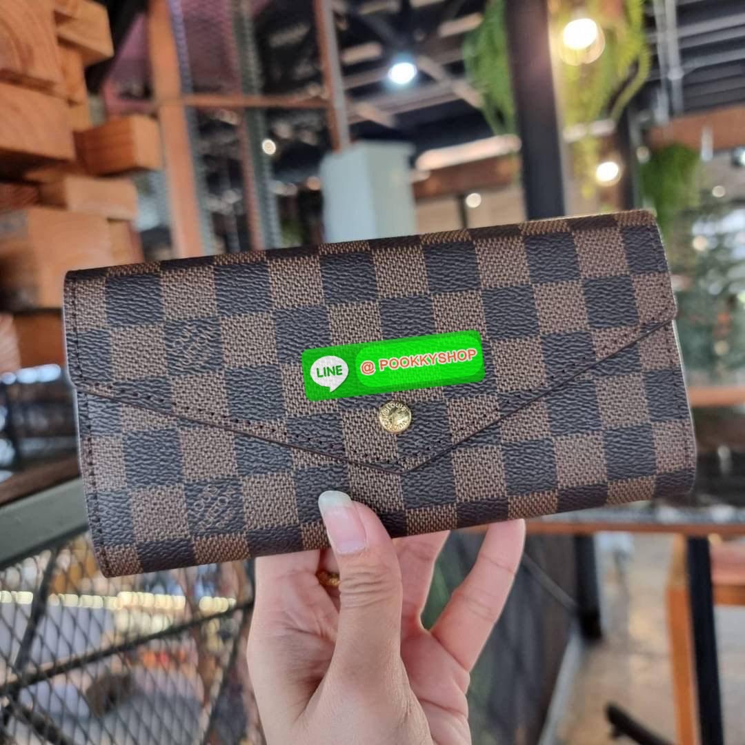 Hot item!! LV long flap wallet with gwp กระเป๋าสตางค์พรีเมี่ยมกิ๊ฟ เป็นไอเท็มสุดฮิต แบบฝาพับ ใช้งานสะดวกขึ้นกว่าเดิม รุ่น unisex ที่จะหนุ่มๆสาวๆ ก็ใช้ได้หมด!! ใบยาวขนาดกำลังเหมาะมือ ถือแล้วขับผิวทุกสี วัสดุหนังแคนวาส ทนทาน เปิด-ปิดด้วยกระดุม ภายในมีช่องใส