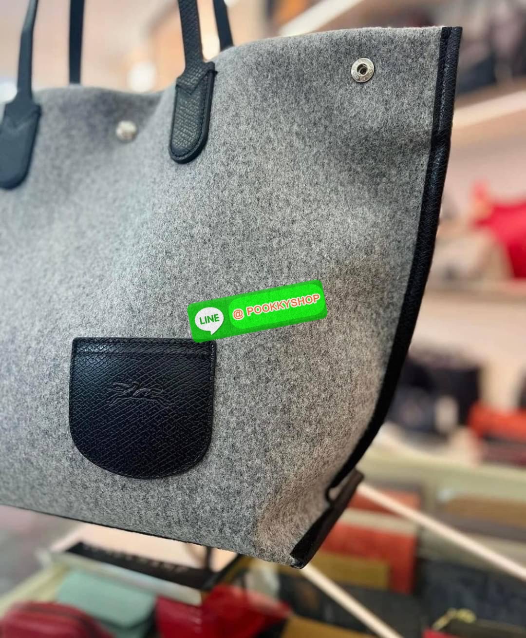 LongChamp Roseau Essential Shoppimg Bag L กระเป๋าTote วัสดุผ้าขนสัตว์ ซับในผ้าฝ้ายที่จับด้านบนหนังวัว กระเป๋าสะพายใบนี้มีขนาดพอเหมาะ กว้างพอที่จะใส่เอกสารทั้งหมดของคุณและจะไปกับคุณตลอดทั้งวัน! น้ำหนักเบา ปิดด้วย ระบบยึดสแน็ปอิน หรูหรา เหนือกาลเวลา และเปี่